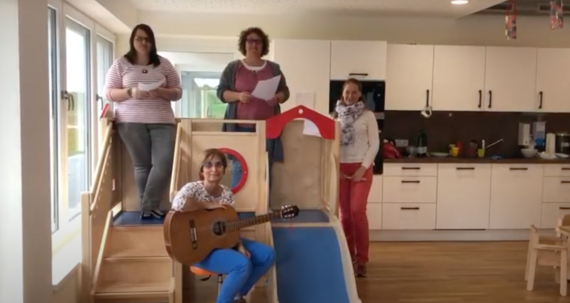 Erzieherinnen singen ein Lied | © Kinderhaus Farbenfroh Irschenberg